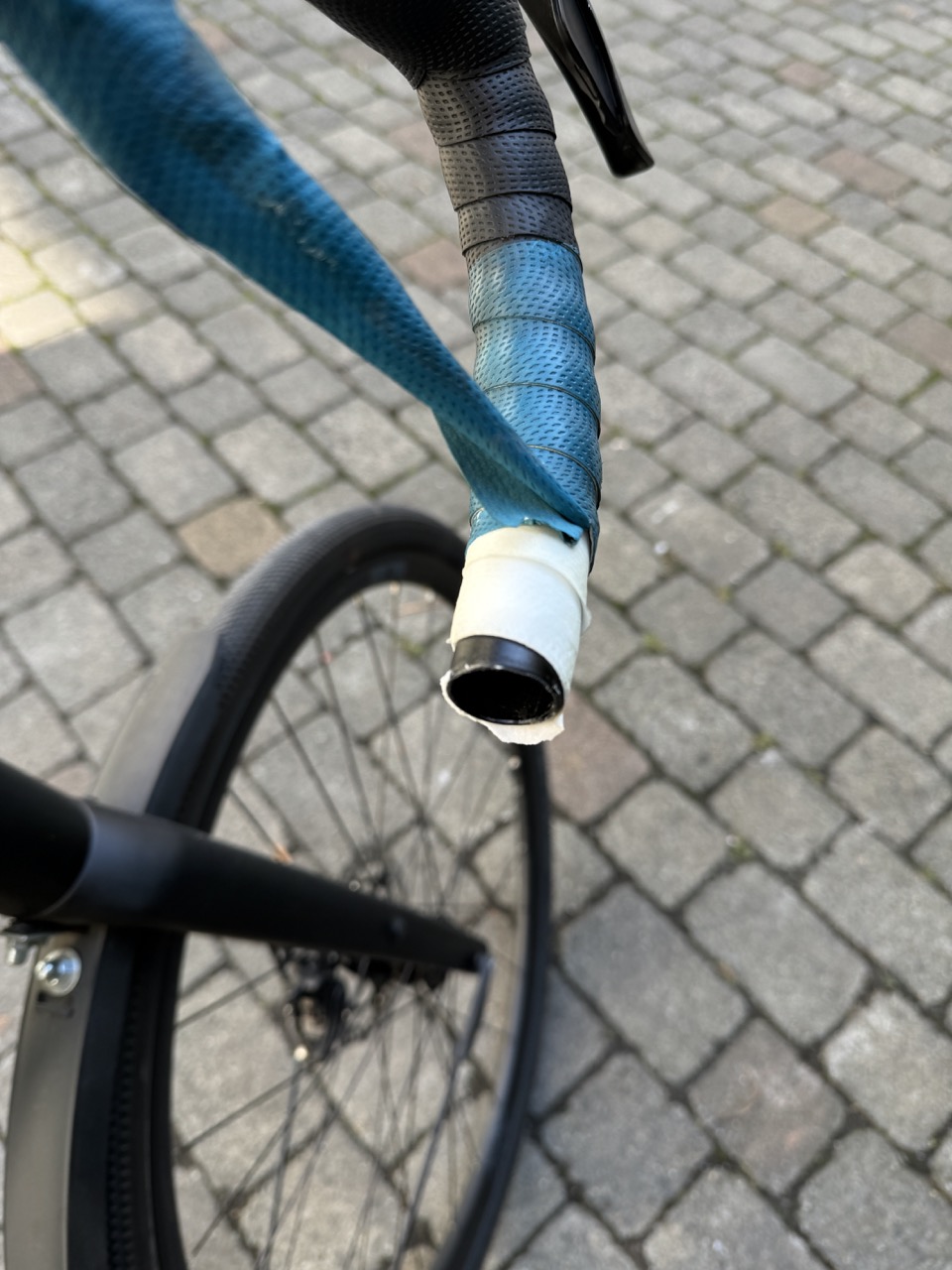 Reste die beim Lösen vom alten Lenkerband am Lenker verblieben sind.