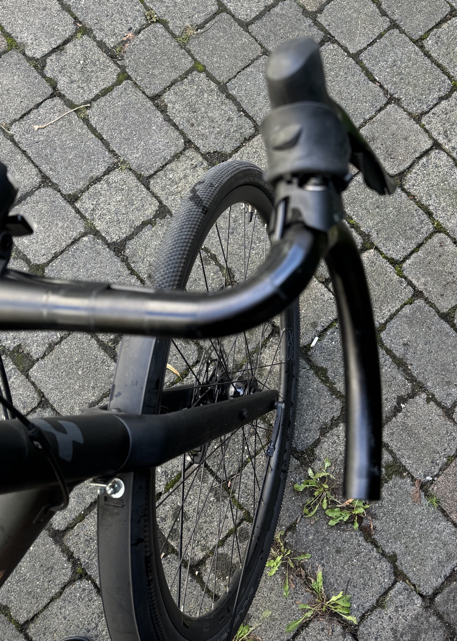 Kabel die an den Lenker geklebt sind