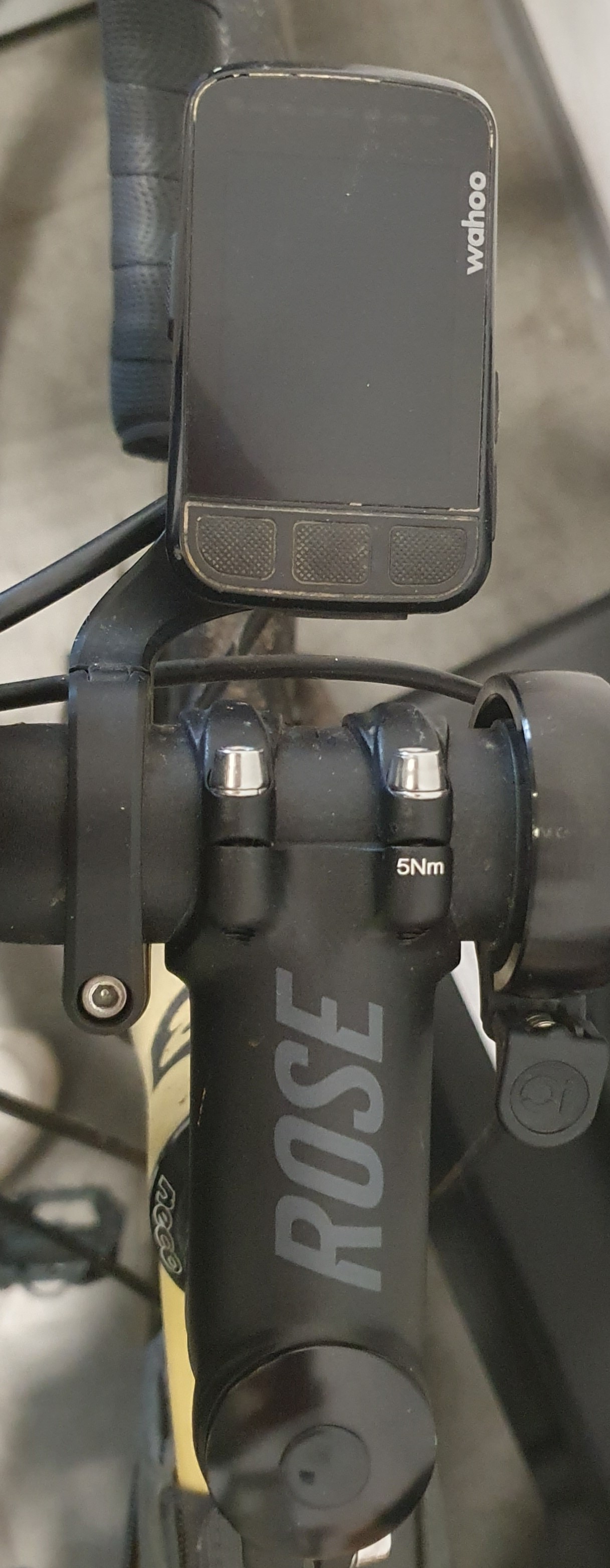 Im Lieferumfang enthaltene Halterung für den Wahoo Elemnt Bolt v2