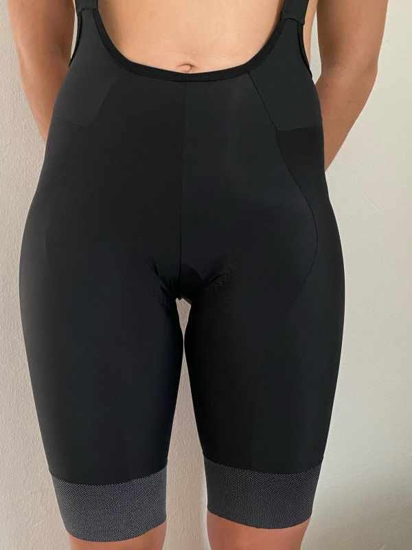 Es ist zu sehen, dass die Hose bis knapp unter den Bauchnabel geht bevor die Träger beginnen