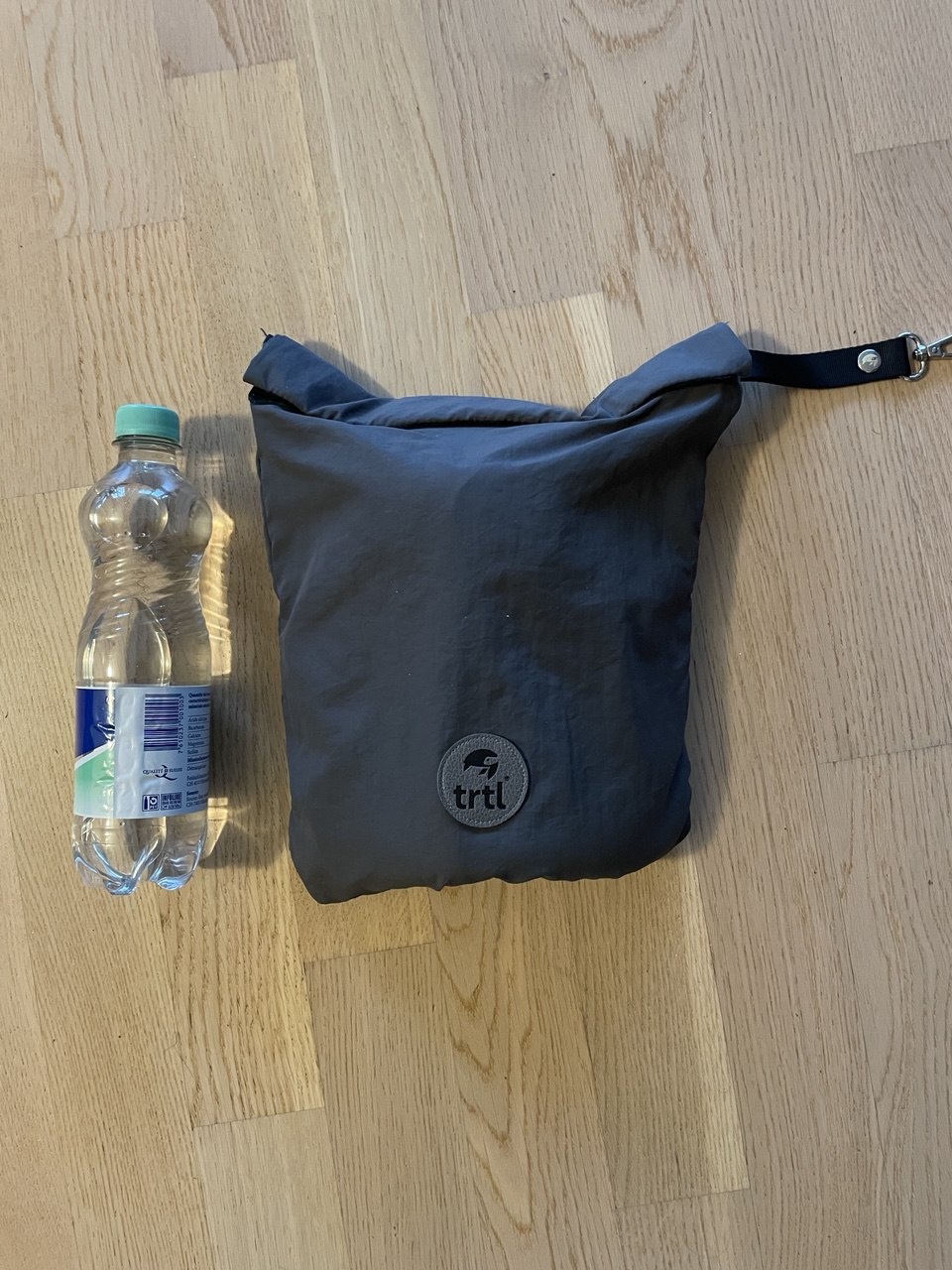Travel Pillow im Vergleich mit 0,5 l Wasserflasche