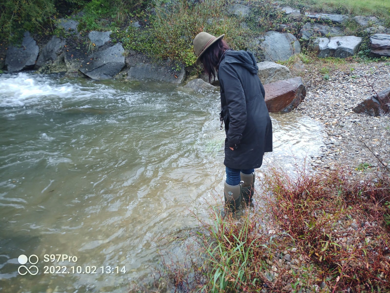 im wasser mit stiefel