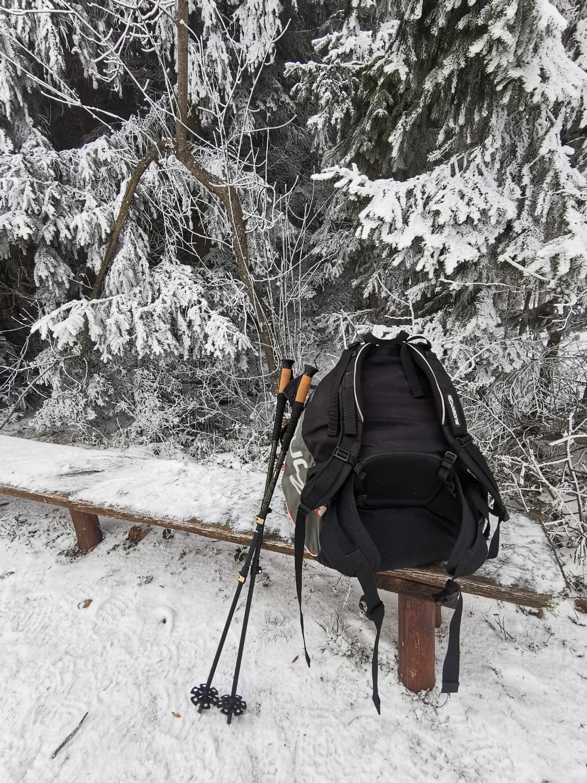 stecken neben einem Großen hike & fly päckchen