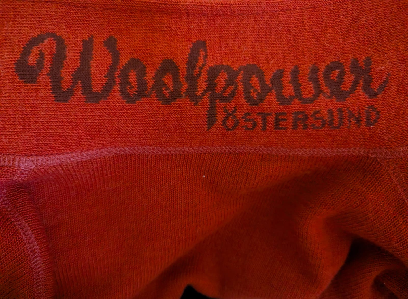 Logo im Bereich des Kragens