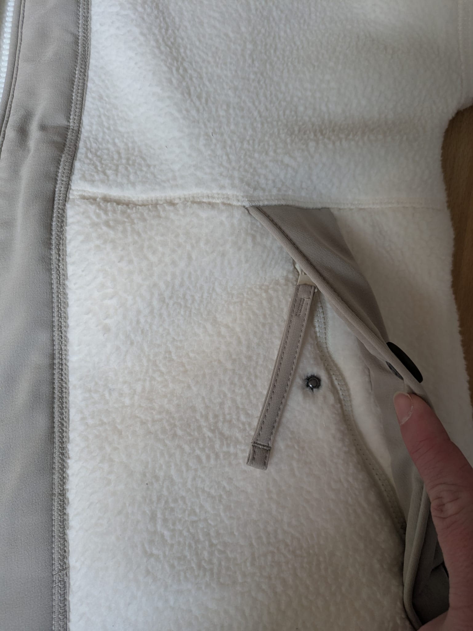 Die "versteckte" Tasche mit Reißverschluss, damit nichts herausfallen kann. Optisch ist sie von Außen mit einem Druckknopf versehen.