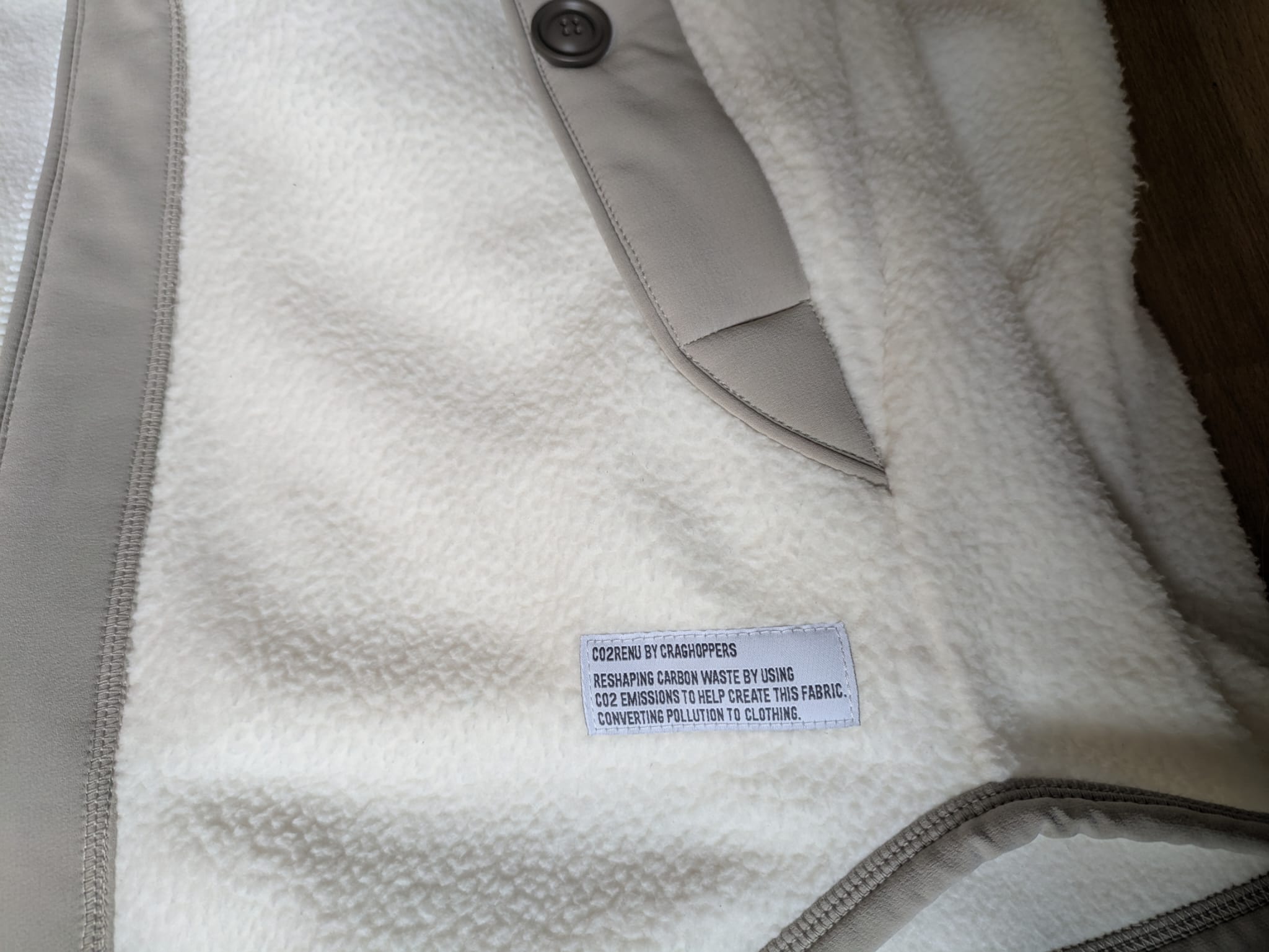 Angebrachtes Logo mit der Aufschrift: CO2 Renu by Cragshoppers. Reshaping carbon waste by using co2 emissions to help create this fabric. Converting pollution to clothing.