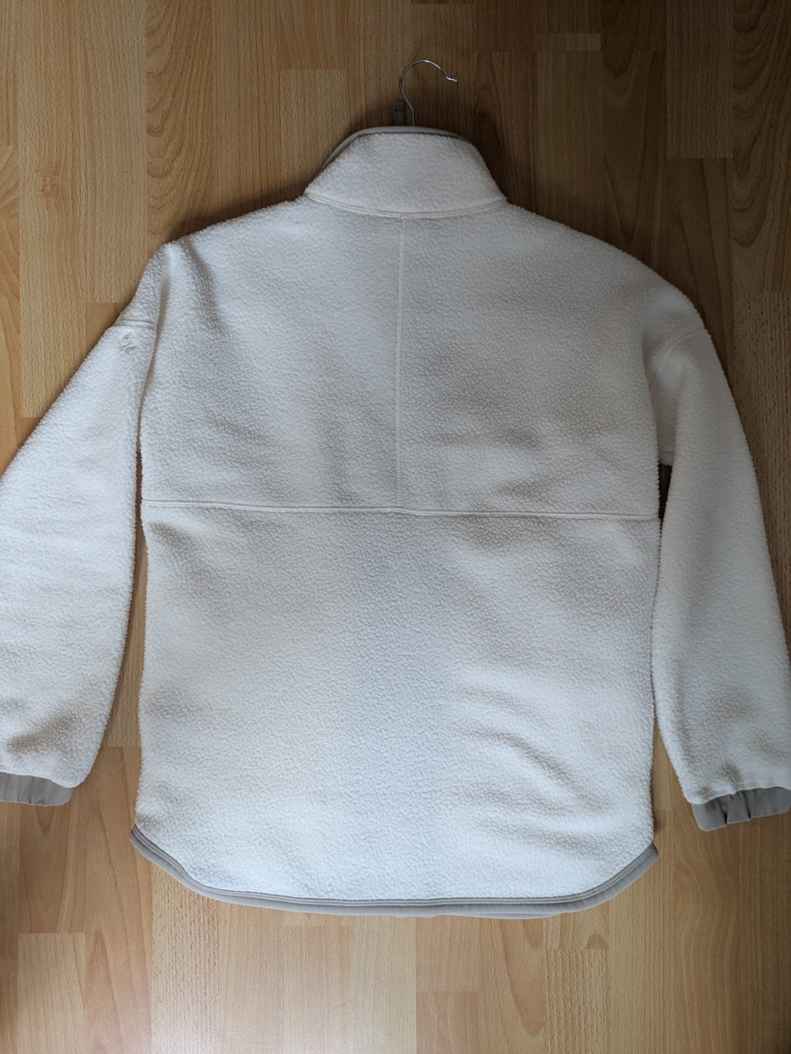 Gesamte Jacke von der Rückseite