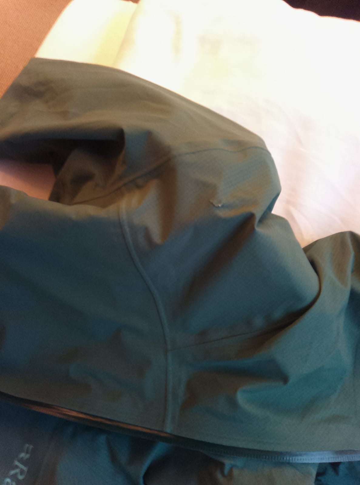 Kleines Loch in der Jacke