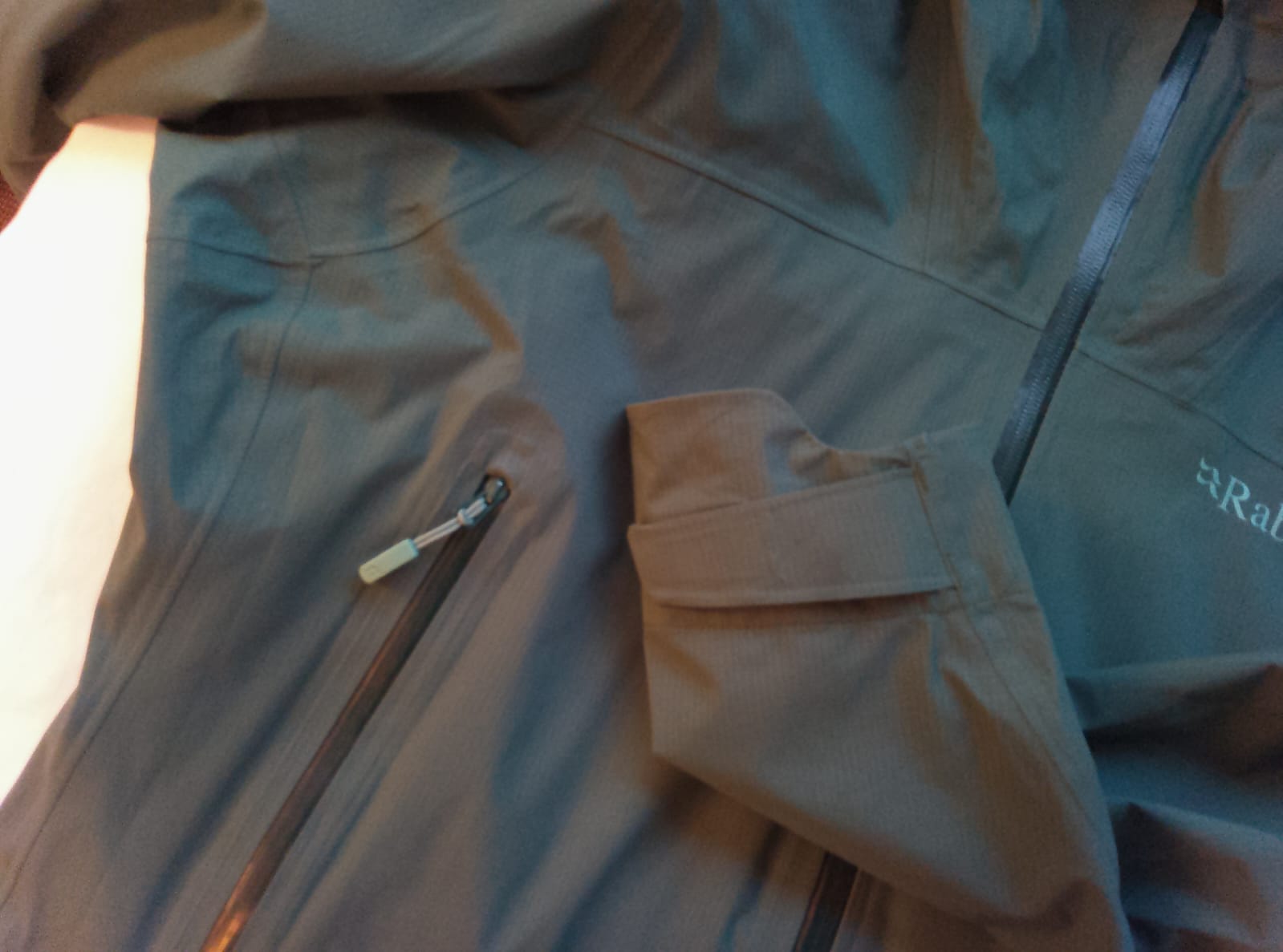Die Ärmel der Jacke