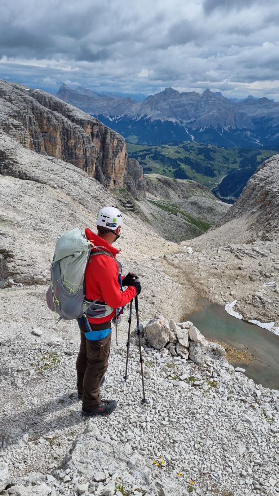Der Rucksack inmitten der Dolomiten
