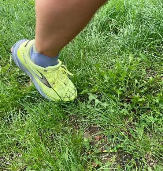 Man sieht jemanden mit dem Schuh laufen 