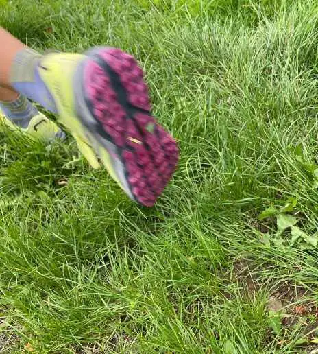 Man sieht die Sohle bei einem Lauf