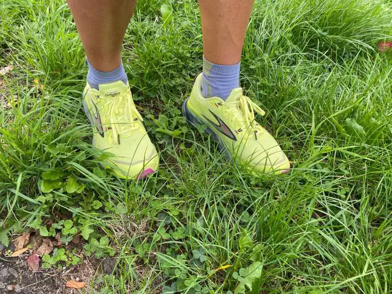 Man sieht den Schuh am Fuß von oben 