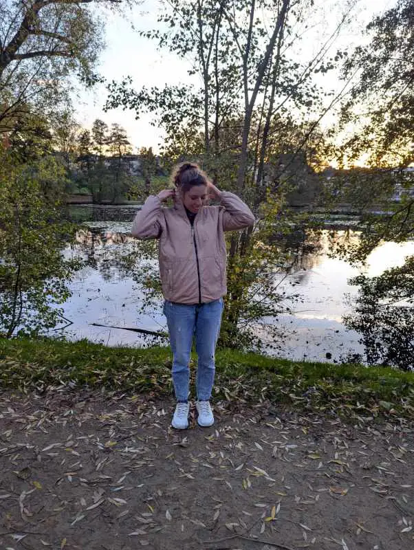 Man sieht die Jacke am Menschen 