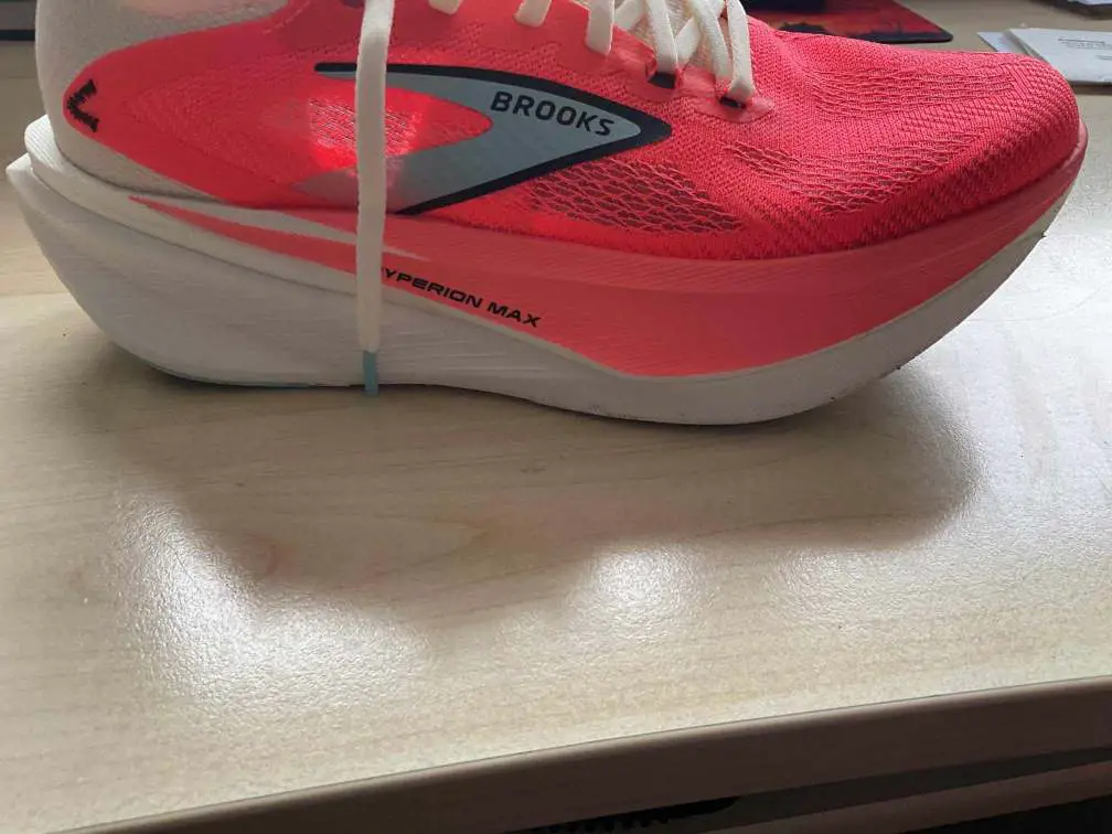 Man sieht den Schuh von der Seite 