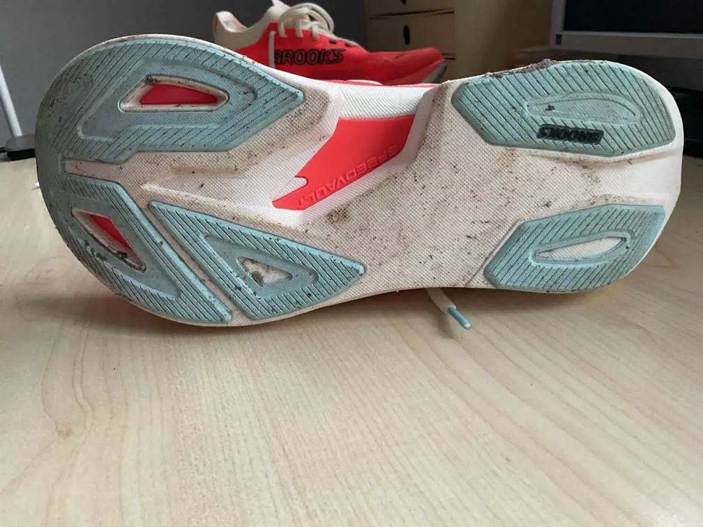 Man sieht die Sohle des Schuhs 