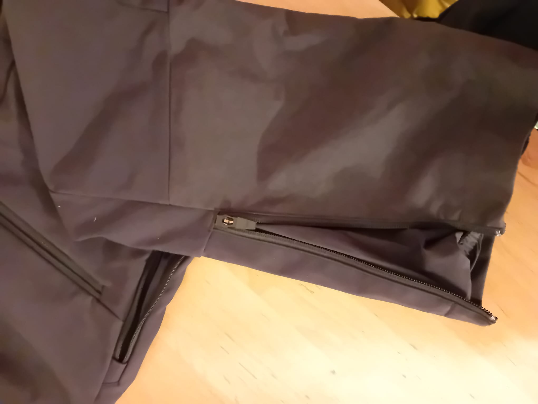 Reißverschluss um Hose über Skischuhe zu ziehen
