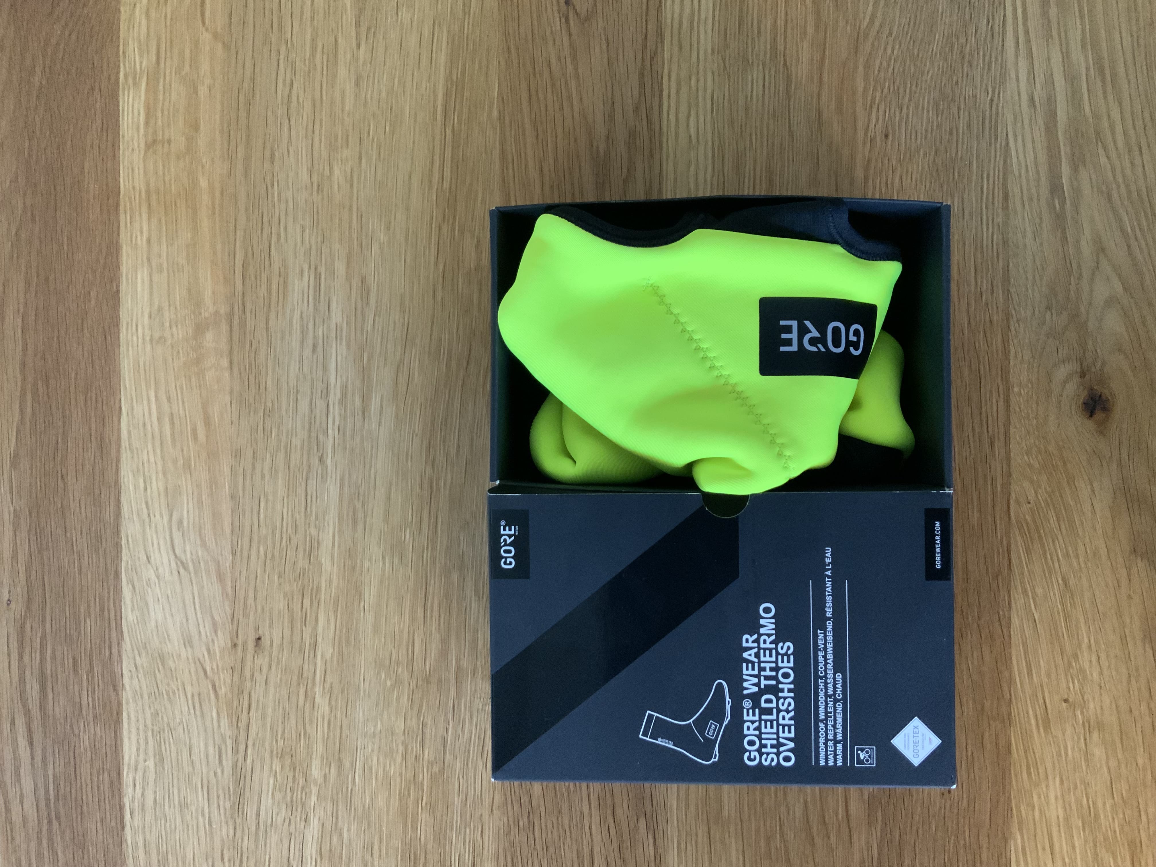 ausgepackte Übertziehschuhe