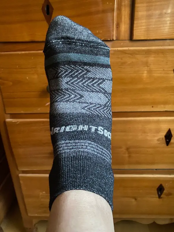 Die Coolmesh II sind seitenneutral gearbeitet und haben keine festgelegte Fußseite (L und R fehlen)