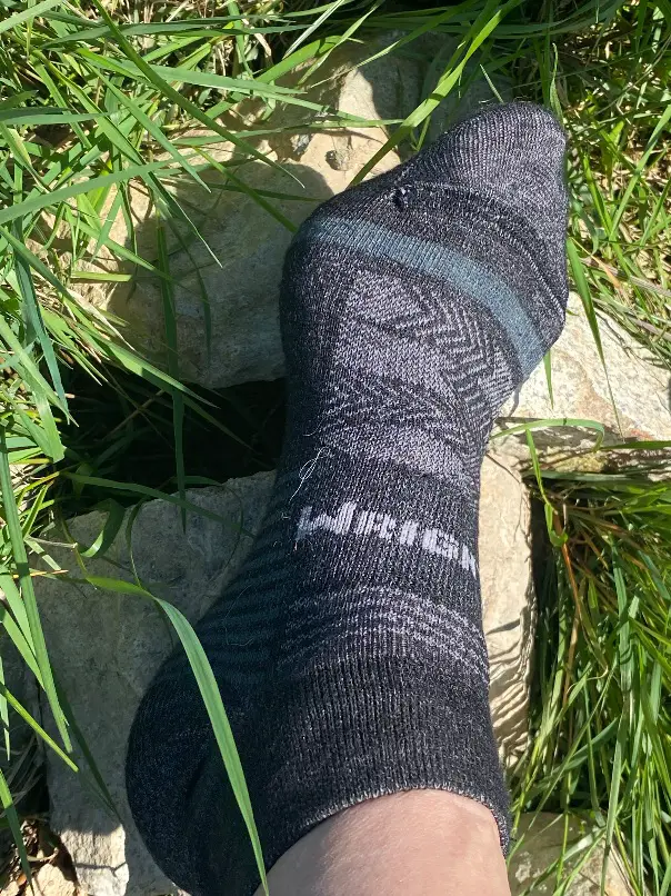 Bei leichter Verschmutzung kann man die Socken mit mildem Shampoo im Handwaschbecken waschen.
