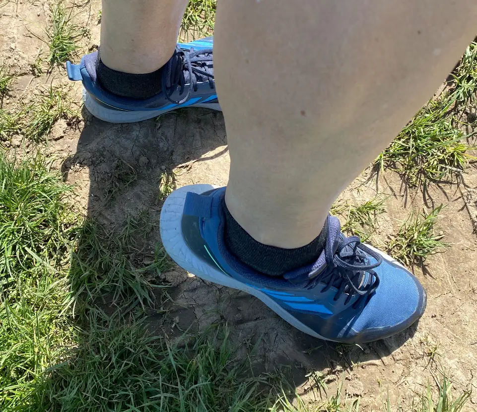 Auch mit einfachen Sneakern kann man viele Kilometer ohne Blasenbildung mit den Coolmesh II laufen.