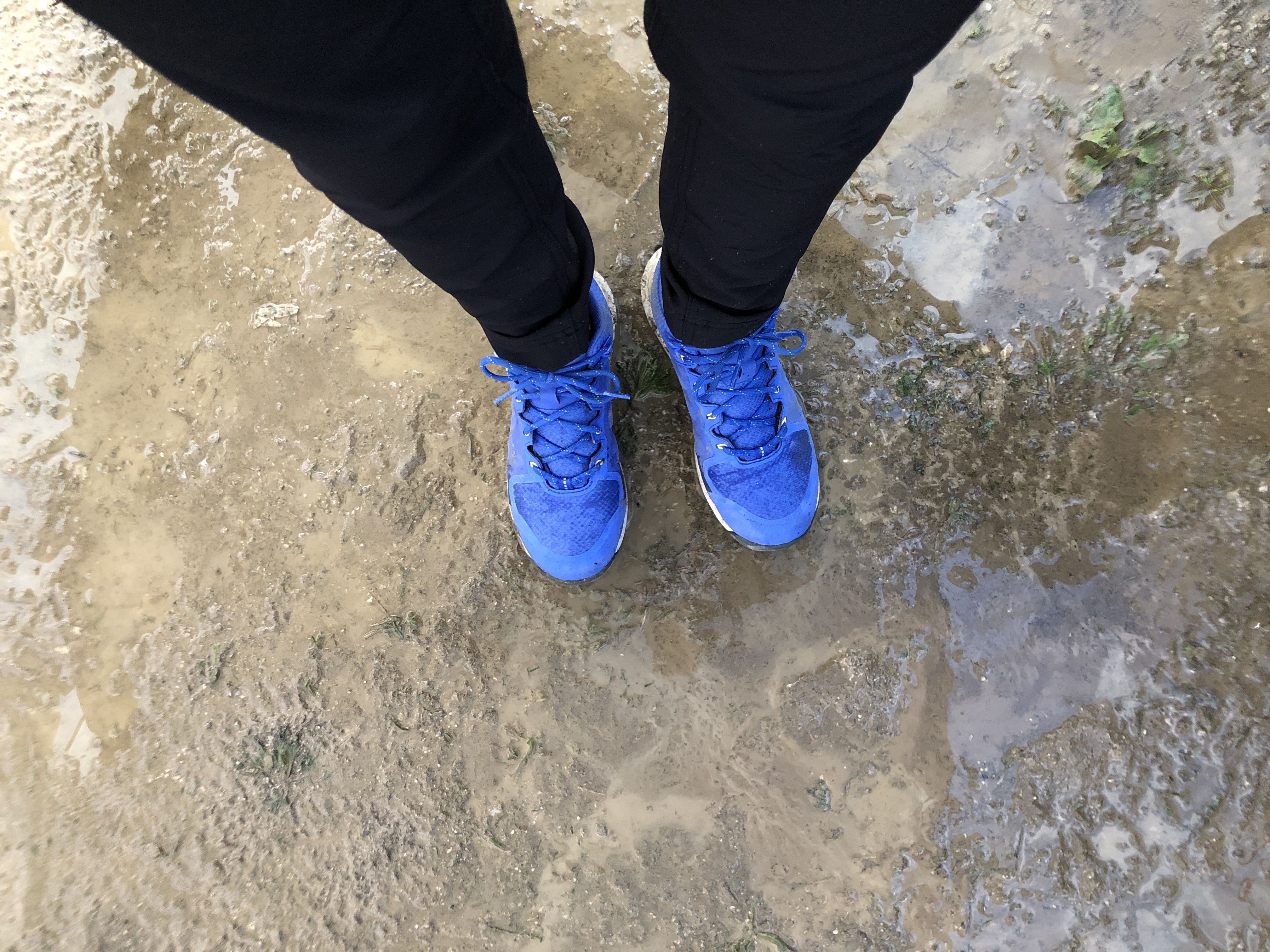 Die Schuhe im Schlamm