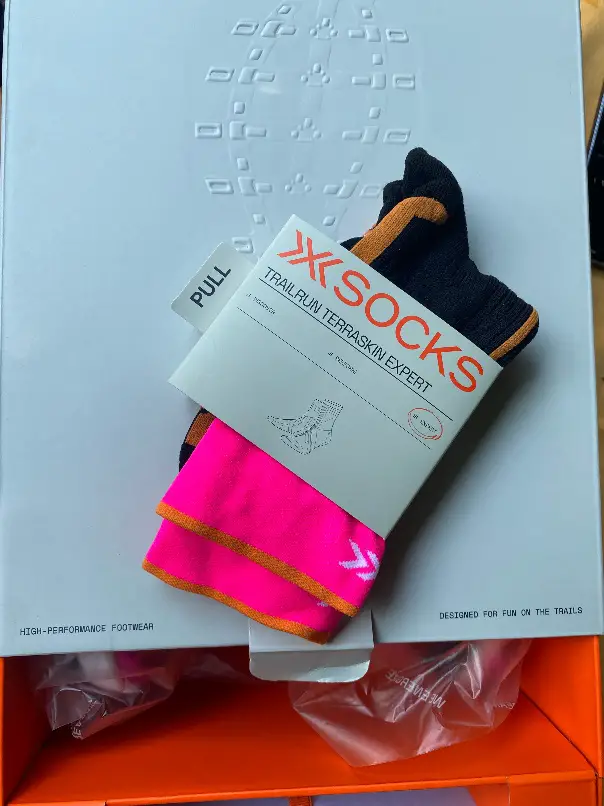 Die hochwertigen Laufsocken im Wert von 36,00€ sind den Schuhen beigelegt.
