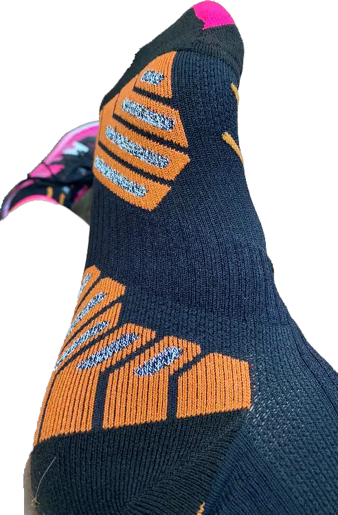 Die wertigen Laufstrümpfe sind für Läufer entwickelt und haben eine leichte Kompressionswirkung.