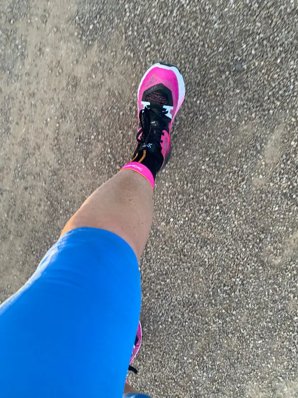 Besonders im Bereich der großen Zehe scheuert ein Laufschuh schnell durch, Dem wurde hier mit einer festen Zehenkappe vorgebeugt , die auch vor Stößen schützt. Das Meschmaterial belüftet den gesamten Fuß hervorragend. 
