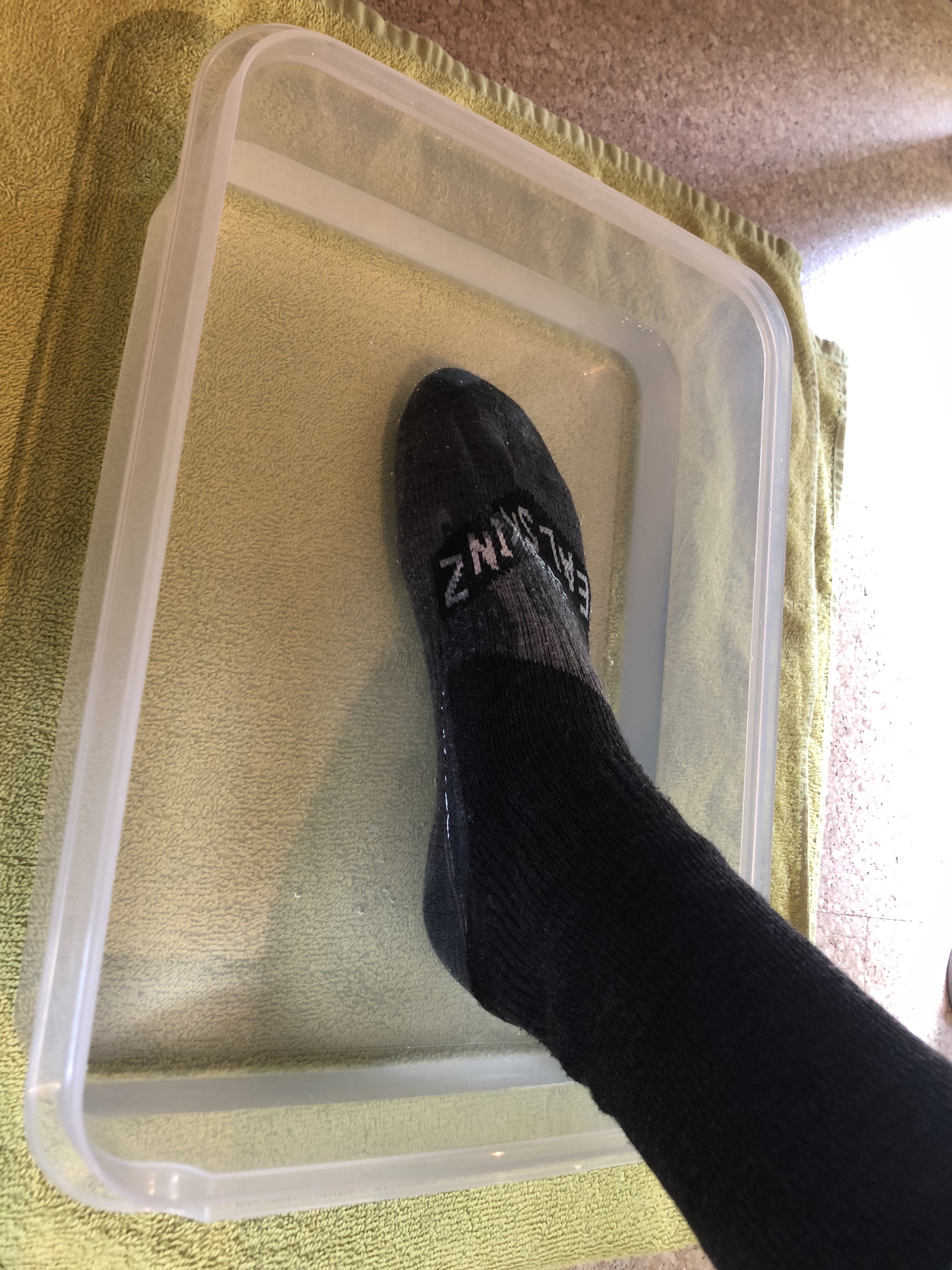 Der abgeschwächte Test: Socke, von mir getragen, in einer mit 3cm hoch Wasser gefüllten Schale