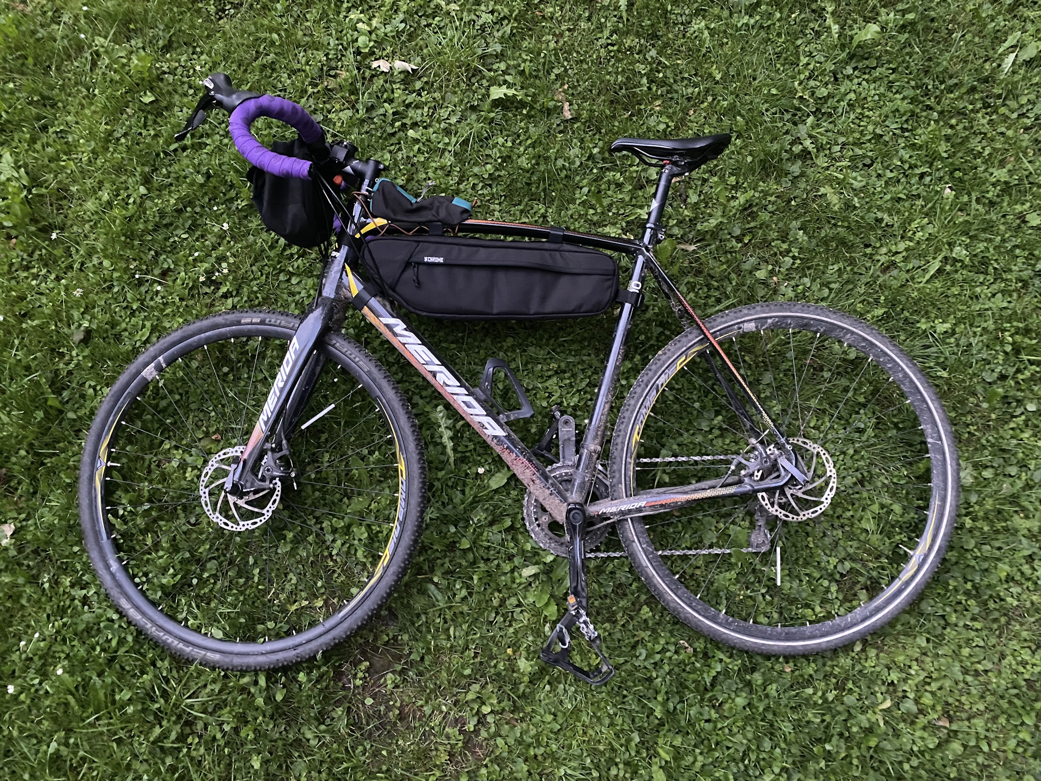 Fahrrad mit Tasche insgesamt