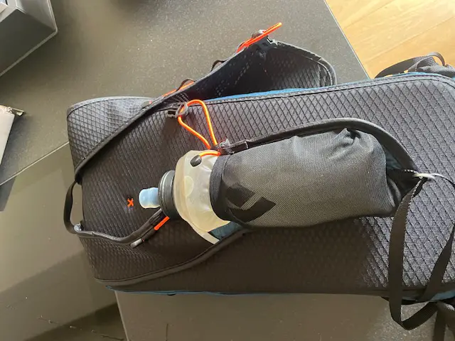 Hier sieht man das Problem mit der 500 ml Softflask - dafür ist die Netztasche einfach zu klein 