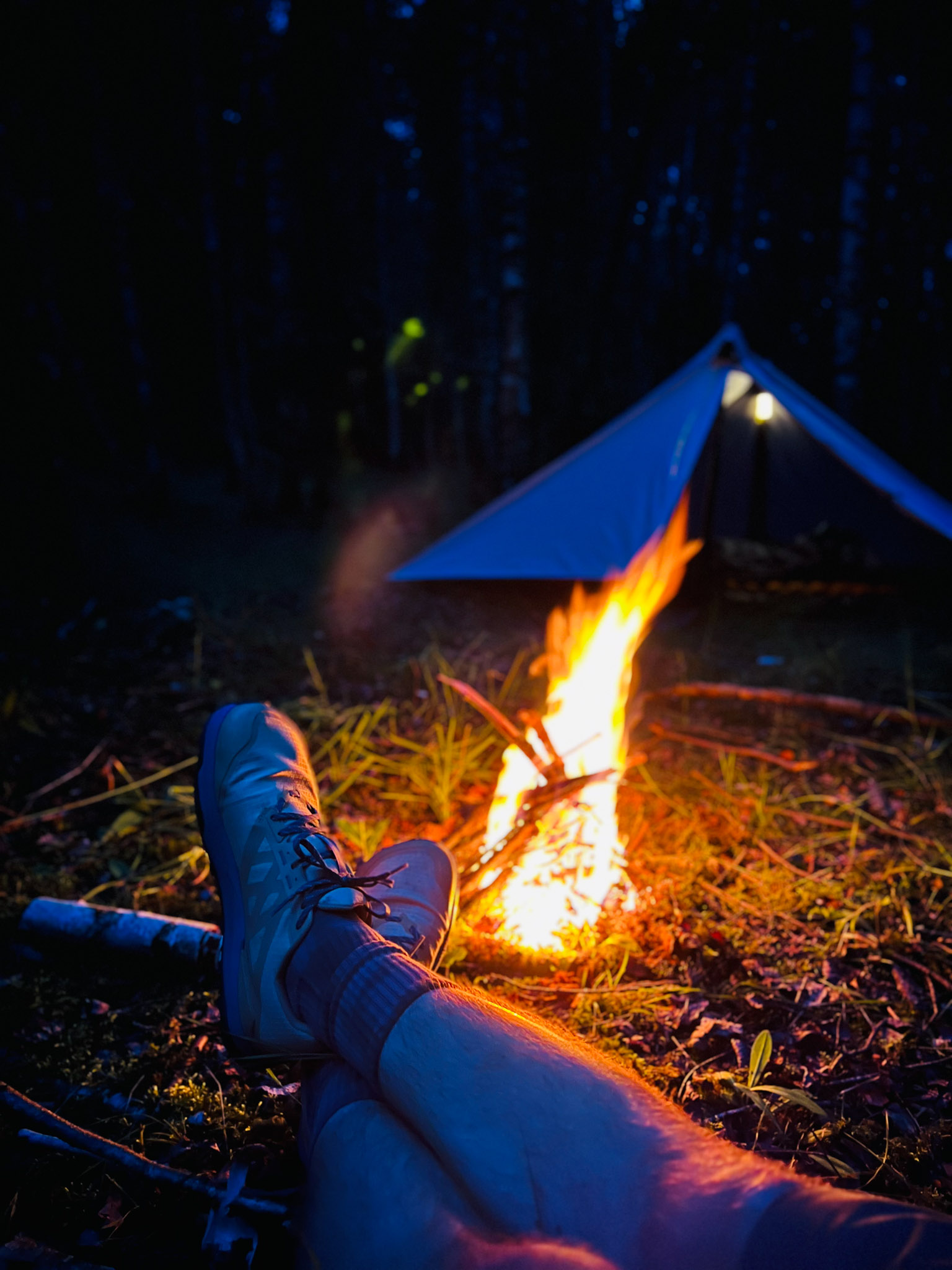 Zelt und Lagerfeuer