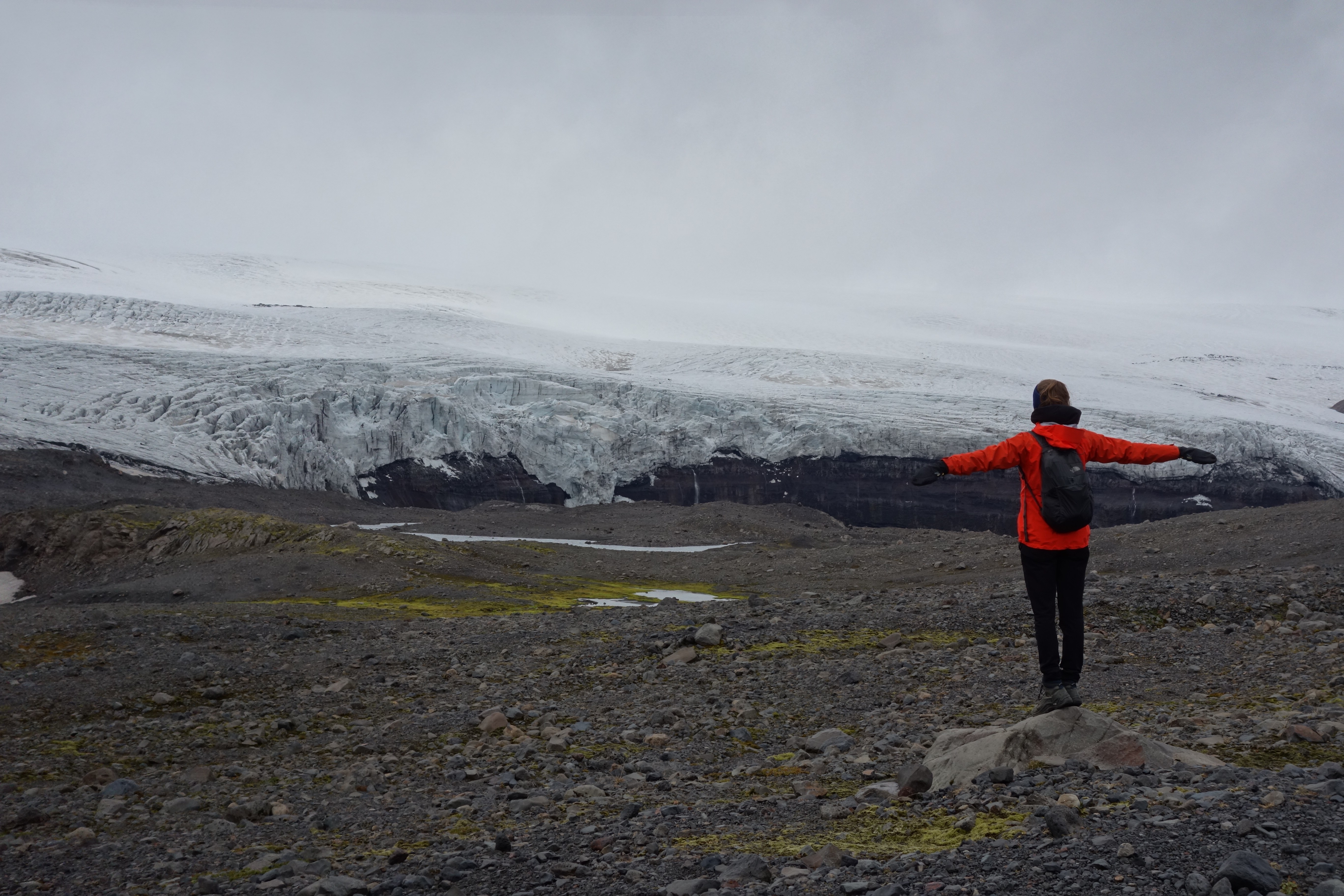 Der Rucksack auf meinem Rücken, im Hintergrund ein Gletscher