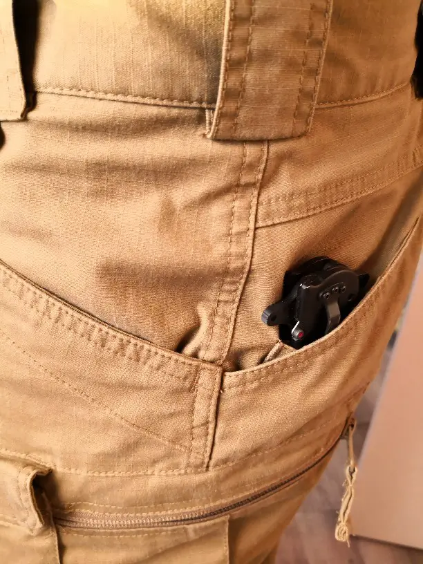 Im Gesäßteil seitlich eine Tasche für Messer oder Taschenlampe