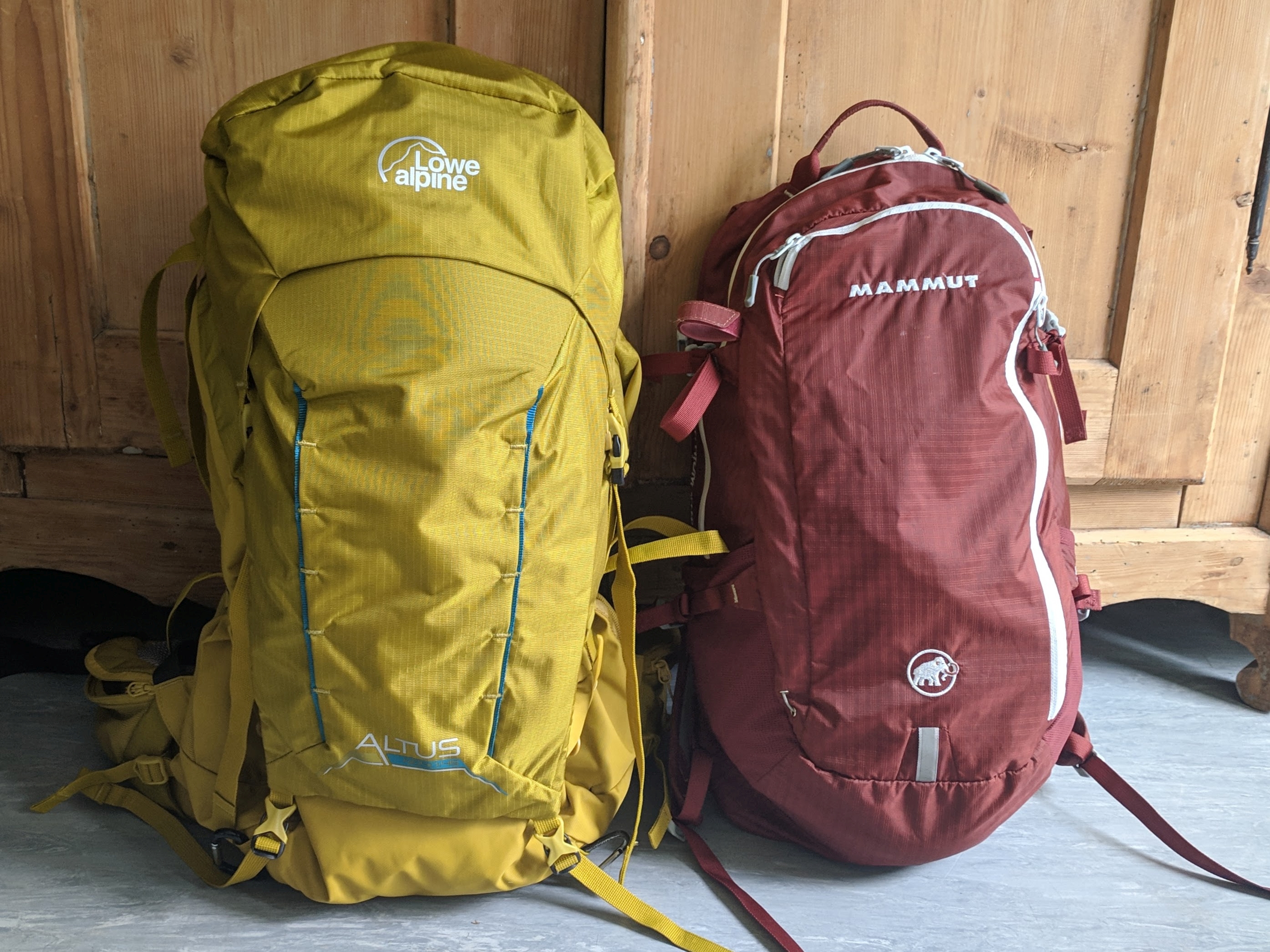 Altus ND40:45 neben meinem 20l Tagesrucksack
