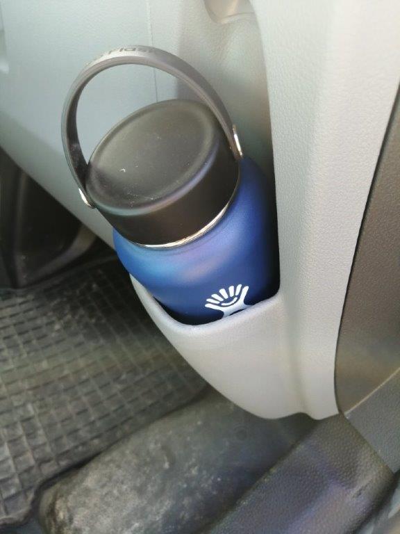 Flasche im Flaschenhalter Auto