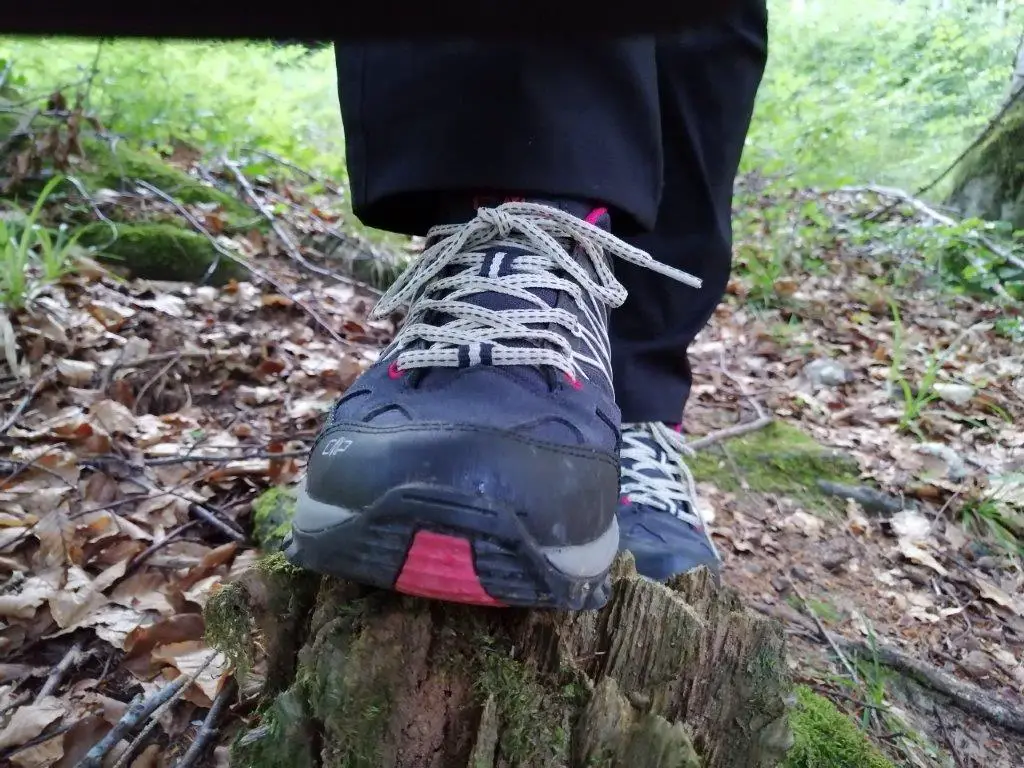 Schuh angezogen von vorne