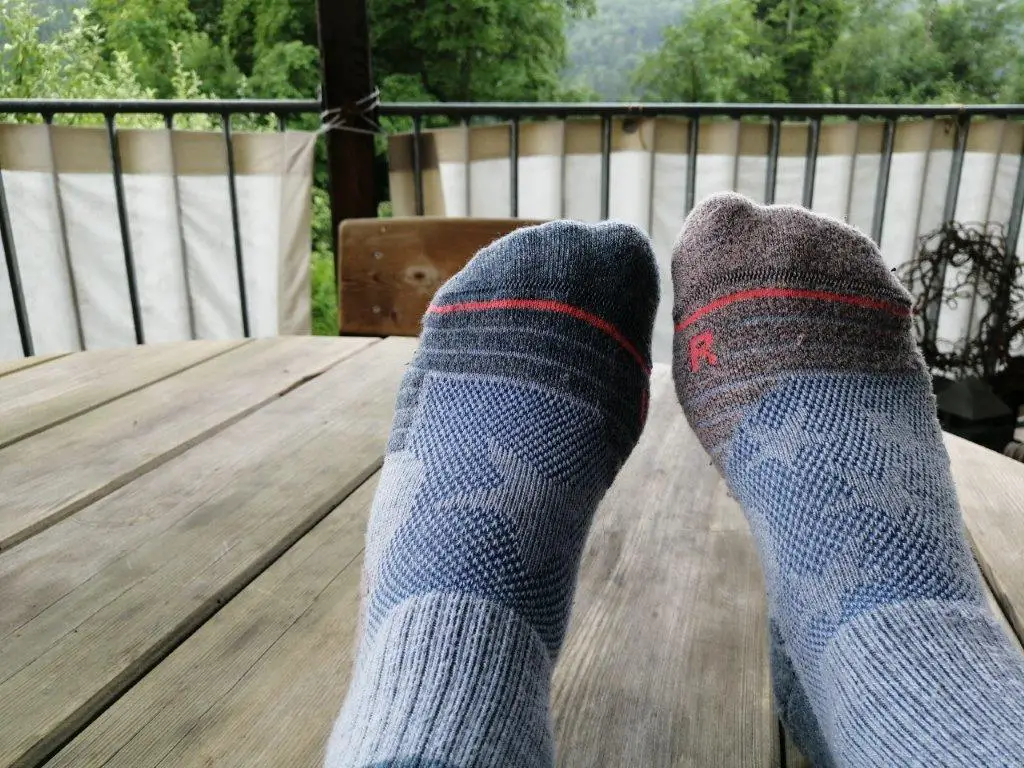 graue Wandersocken