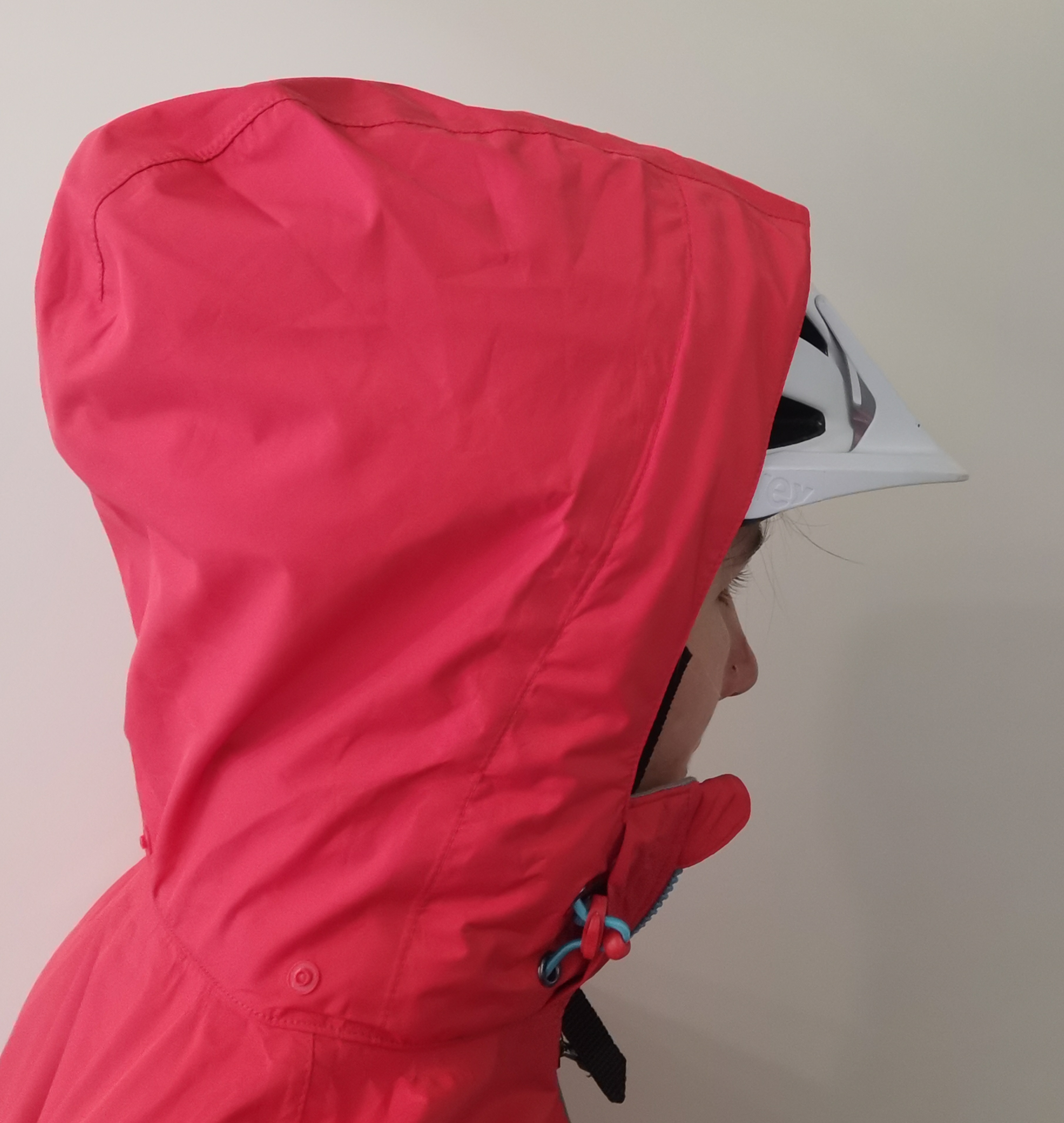 Kaputze über dem Helm
