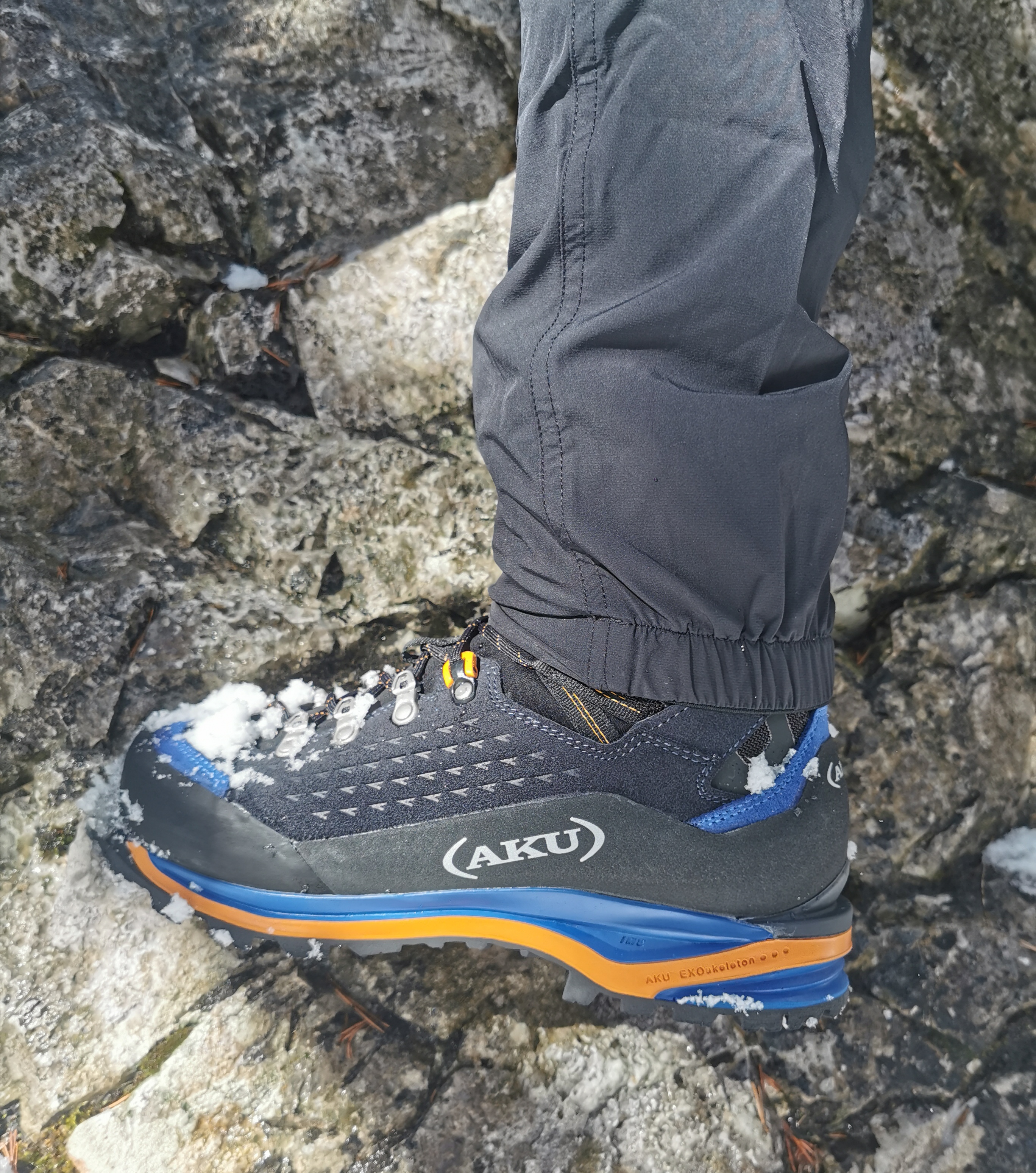 Schuh im Fels