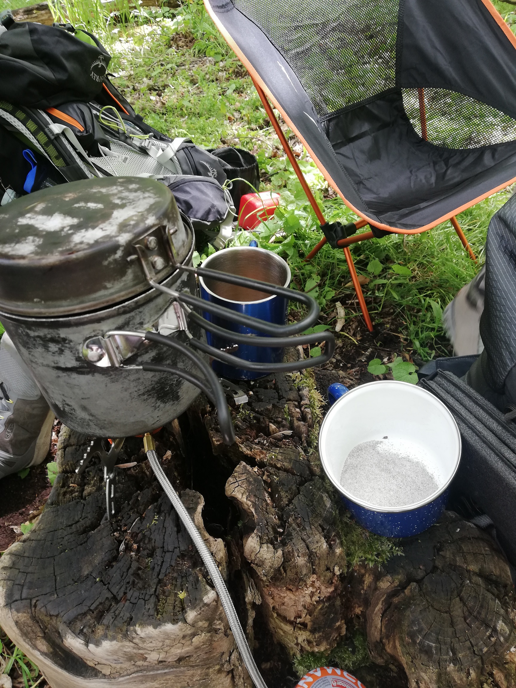 Tasse beim Camping
