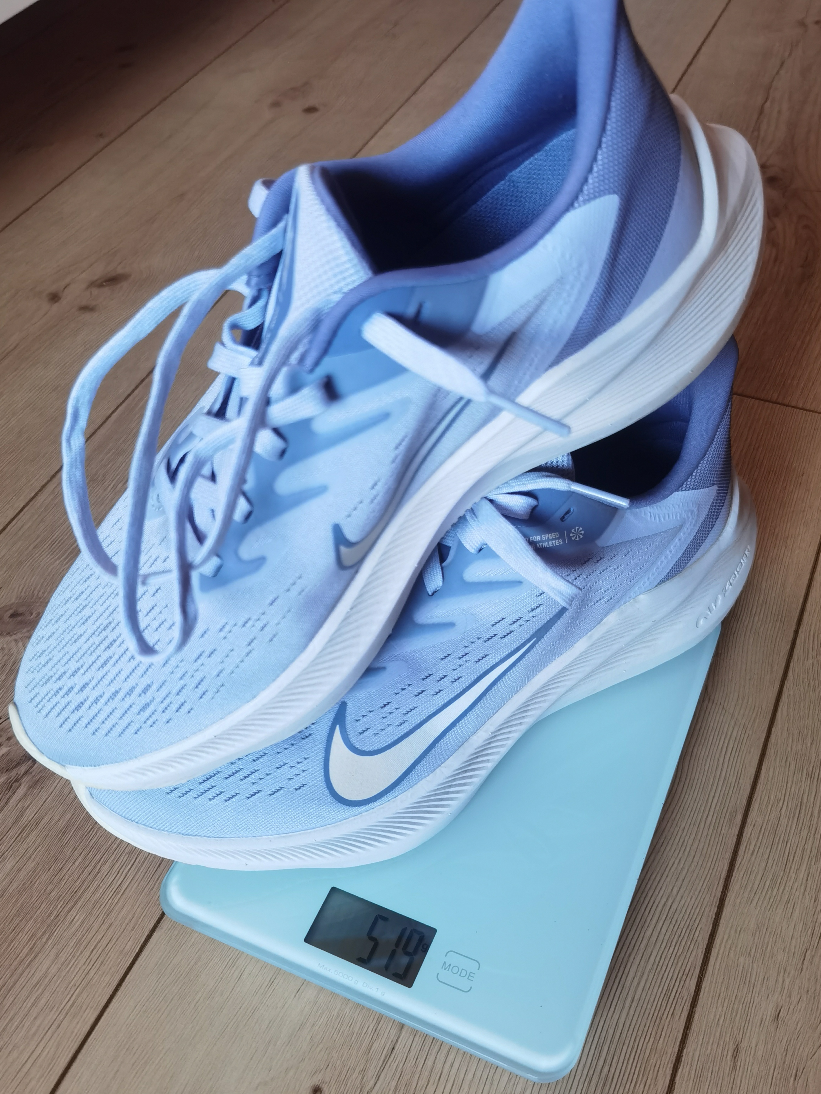 Schuhe auf der Waage
