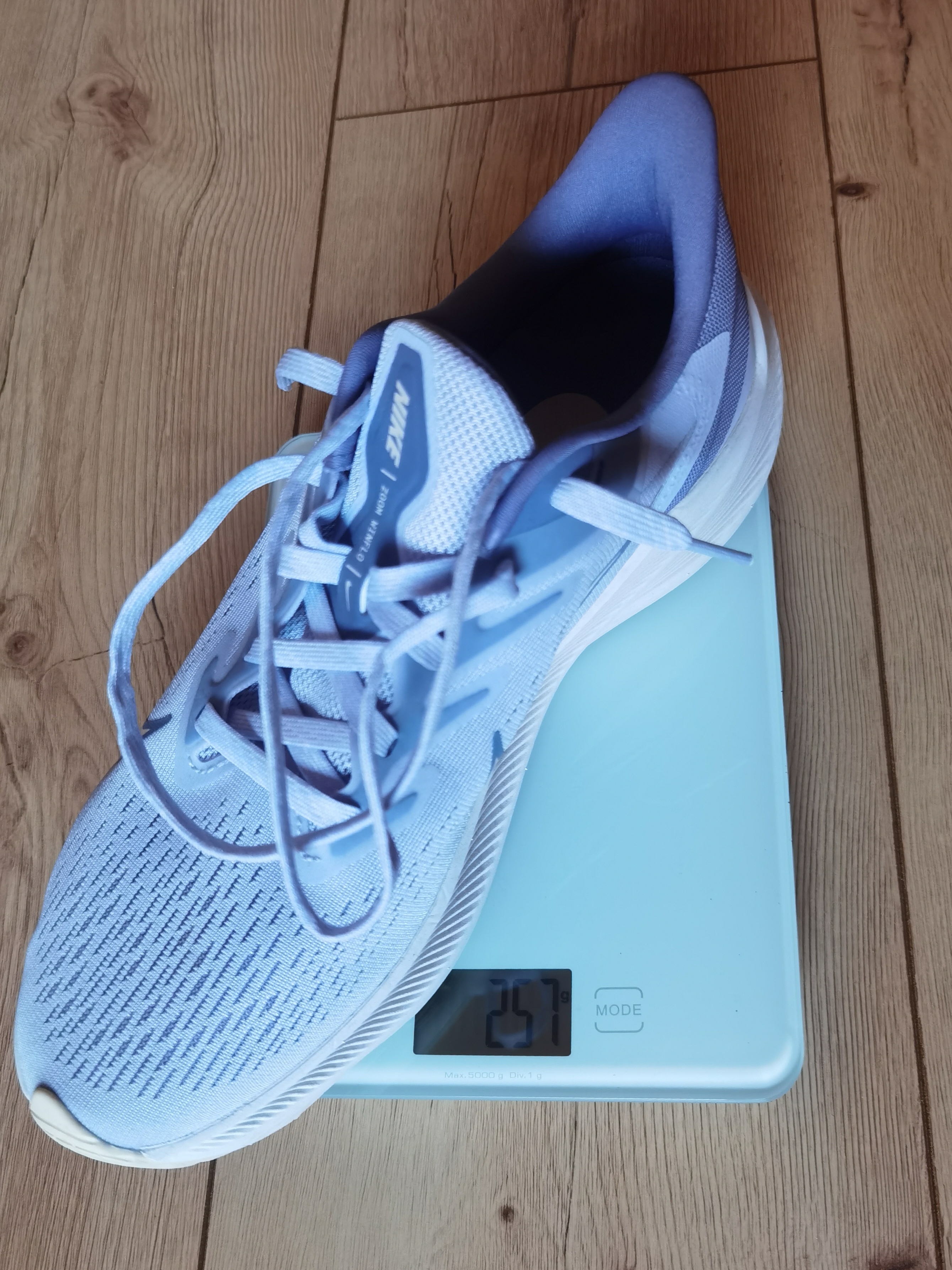 Schuh auf der Waage