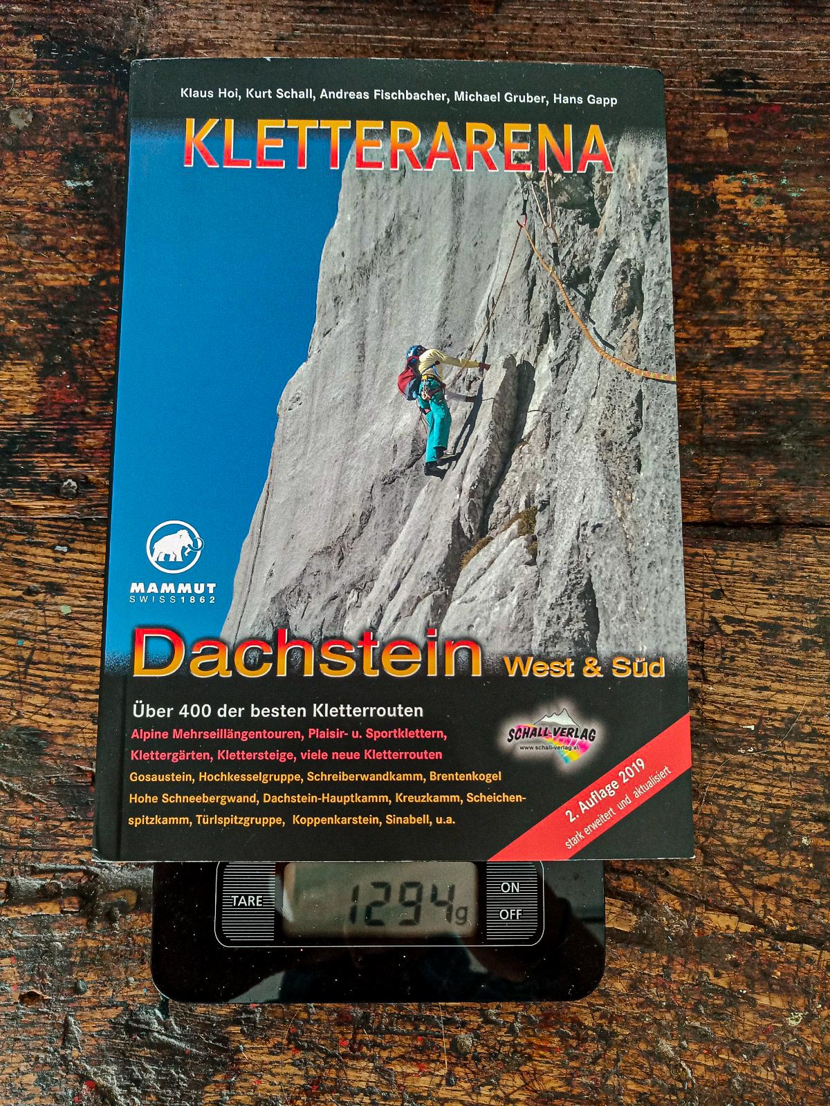 Buch auf der Waage