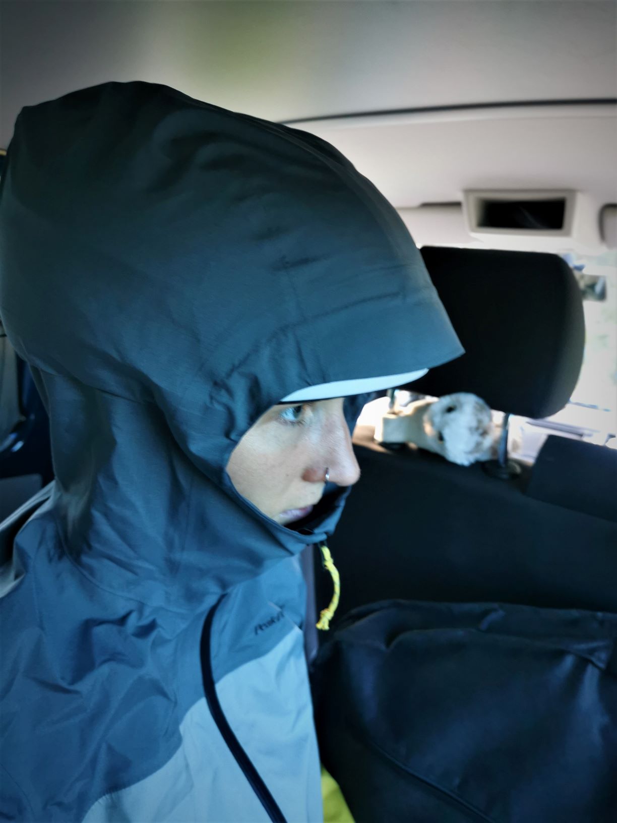 Kapuze über dem Helm