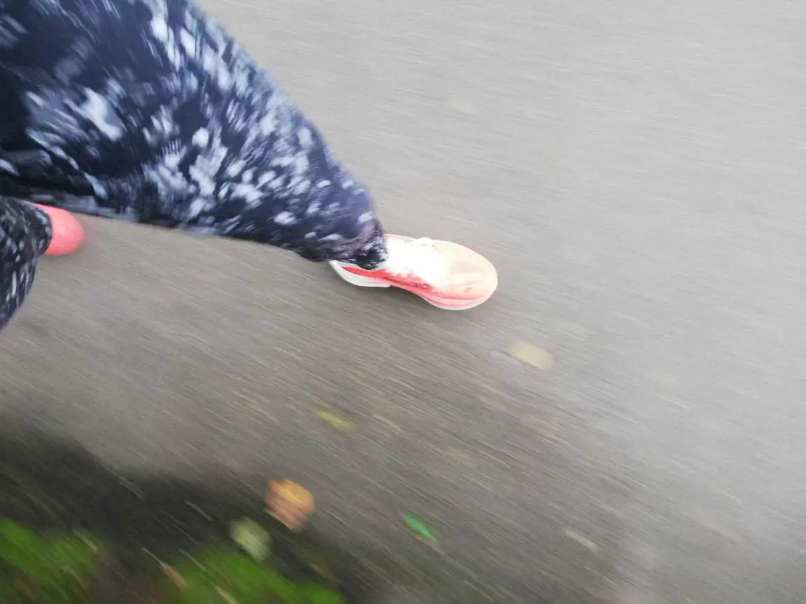 Man sieht jemanden mit dem Schuh laufen 