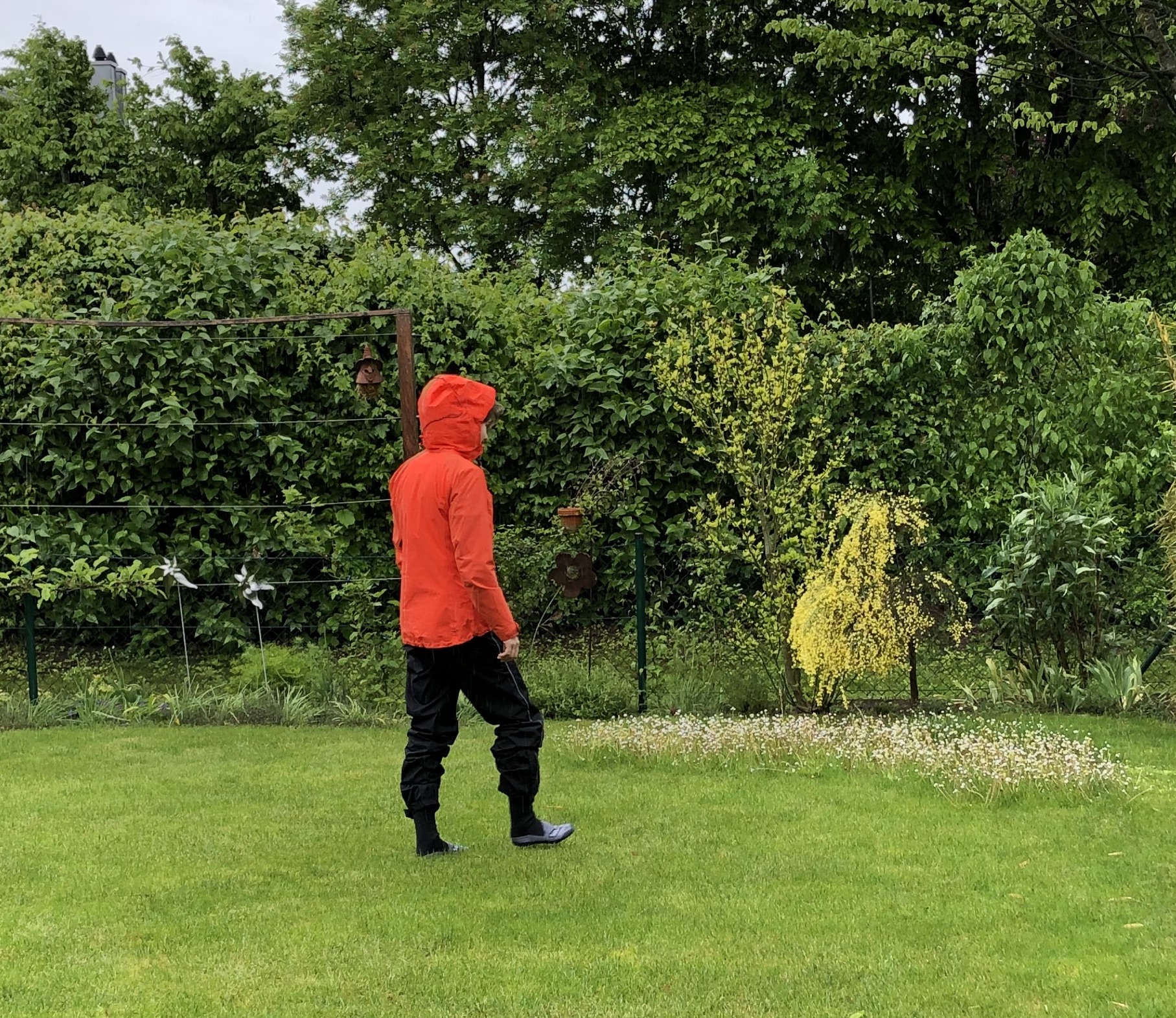 ich gehe mit den Socken und voller Regenmontur im Garten spazieren