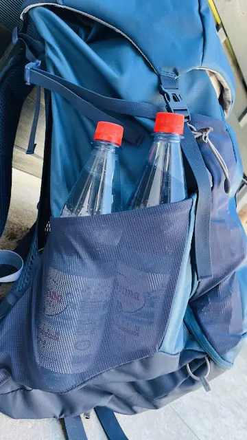 Seitentasche mit zwei Wasserflaschen
