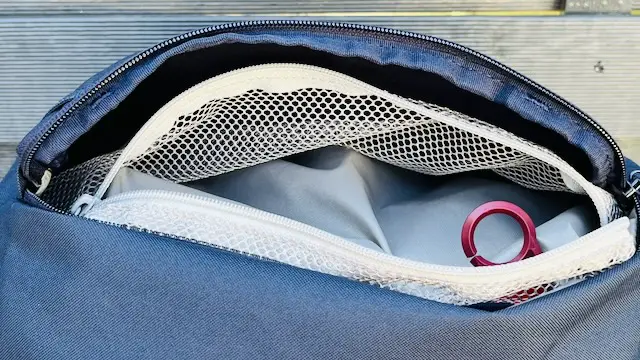 Deckeltasche mit Innennetz 